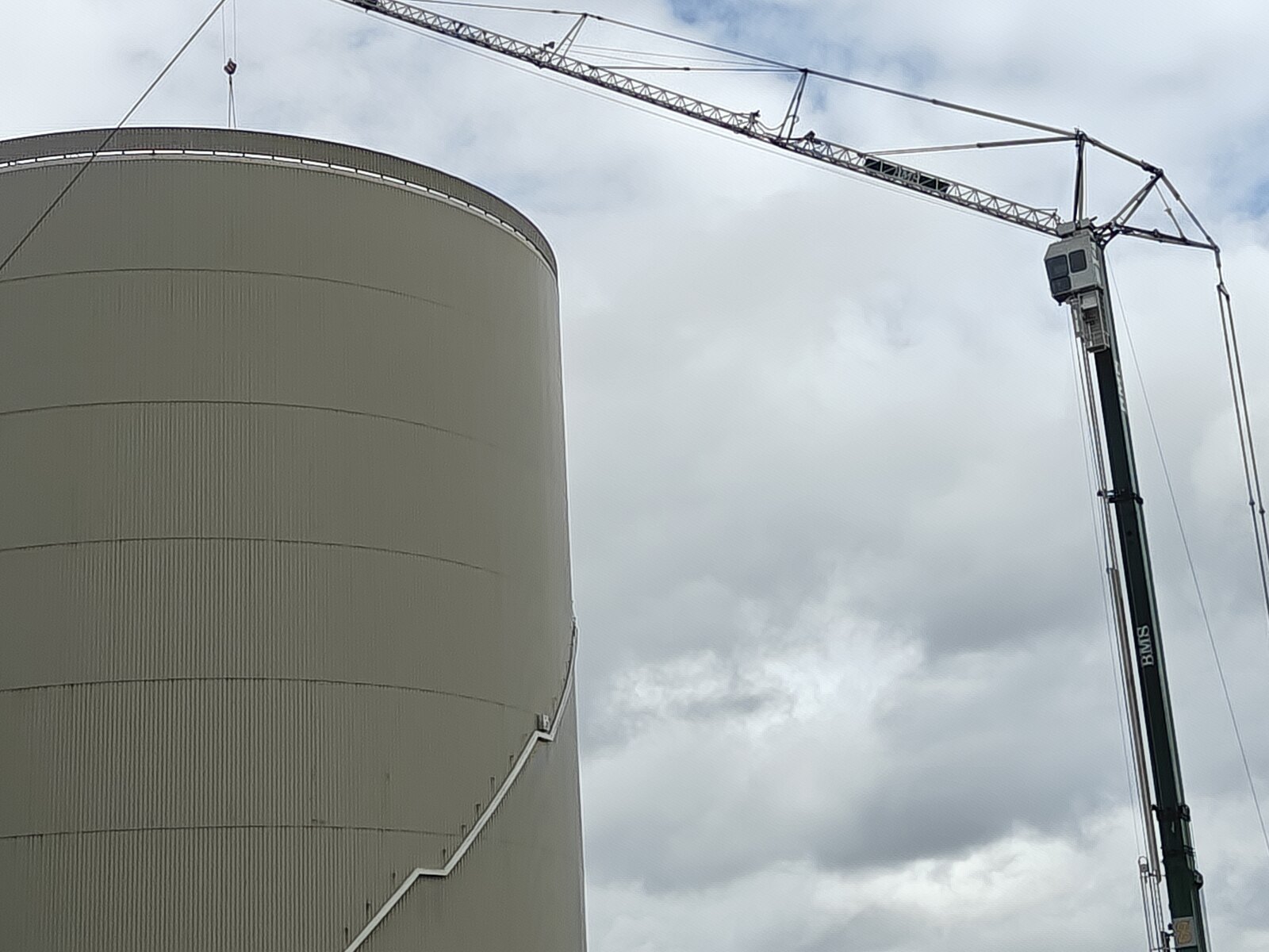 Siloen set fra jorden med kranen der hejser materialer op