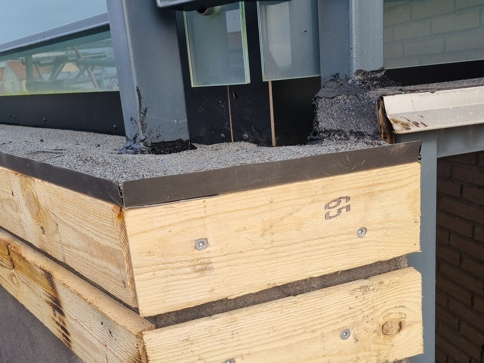 Detalje: tagkant med tømmer og ny tagpap