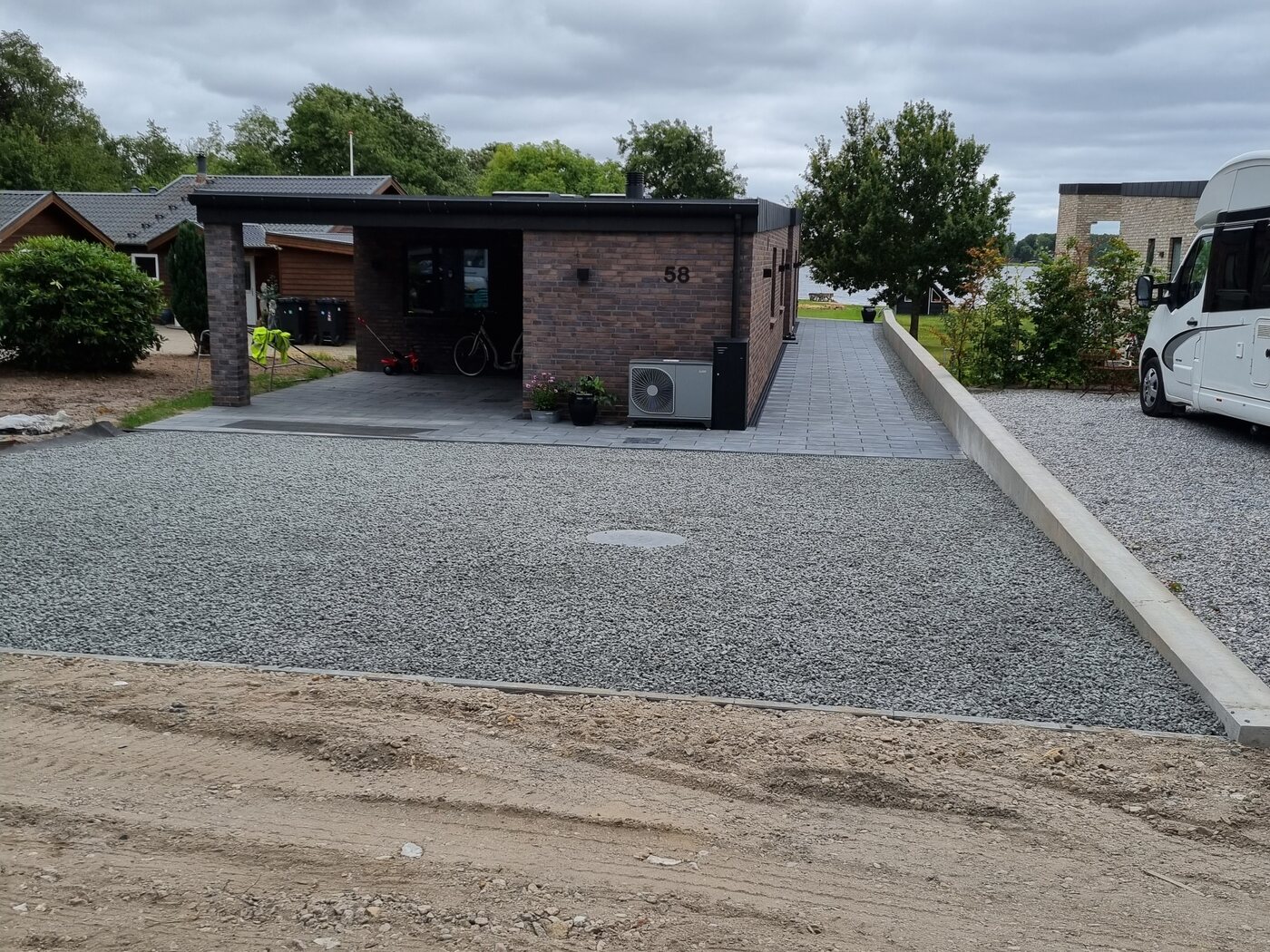 160 m² belægning omkring huset udført af Haus360 i Sunds