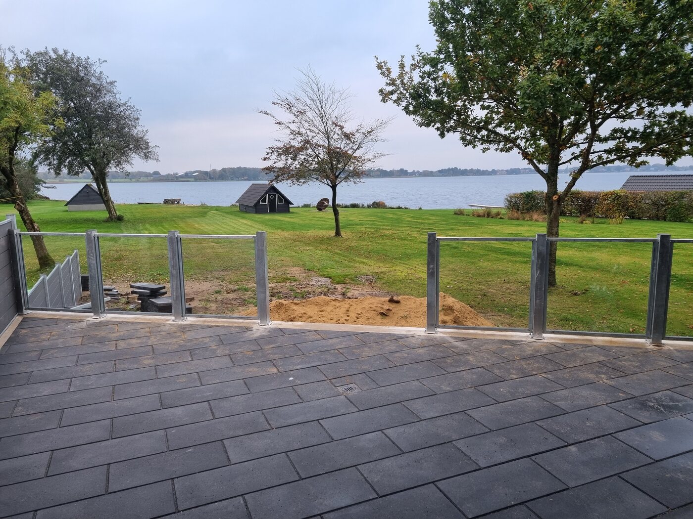 160 m² belægning omkring huset udført af Haus360 i Sunds