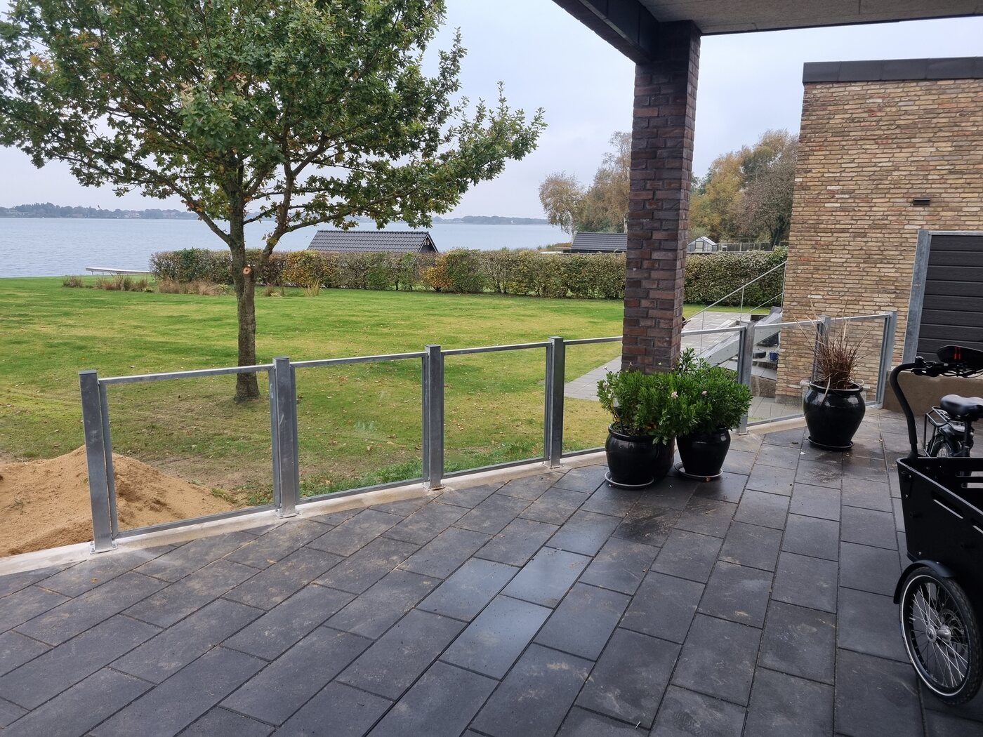160 m² belægning omkring huset udført af Haus360 i Sunds