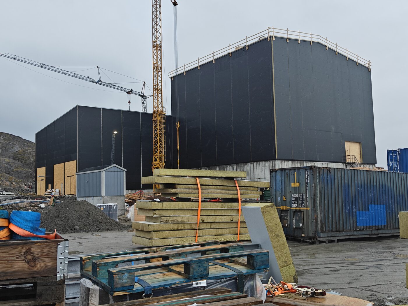 Tagdækning på forbrændingsanlæg udført af Haus360 i Sisimiut, Grønland