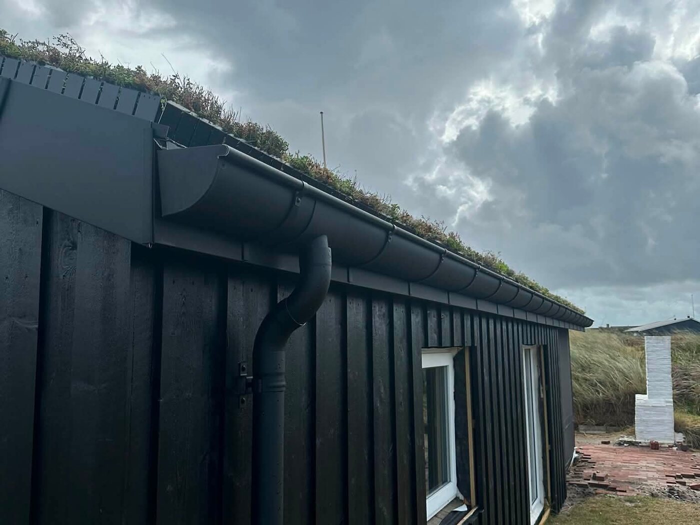 Sommerhus: fra asbesttag til sedum udført af Haus360 i Søndervig