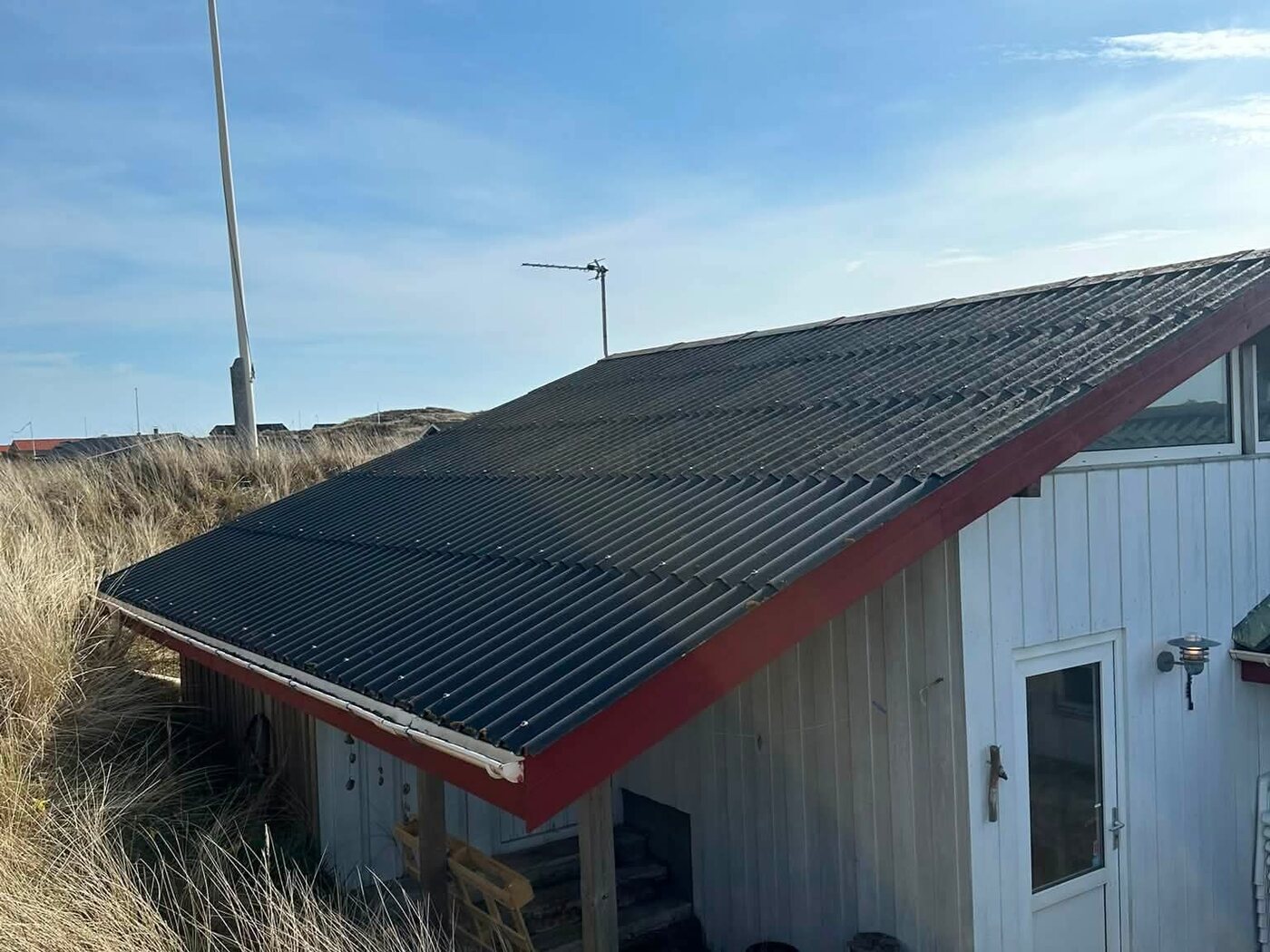 Sommerhus: fra asbesttag til sedum udført af Haus360 i Søndervig