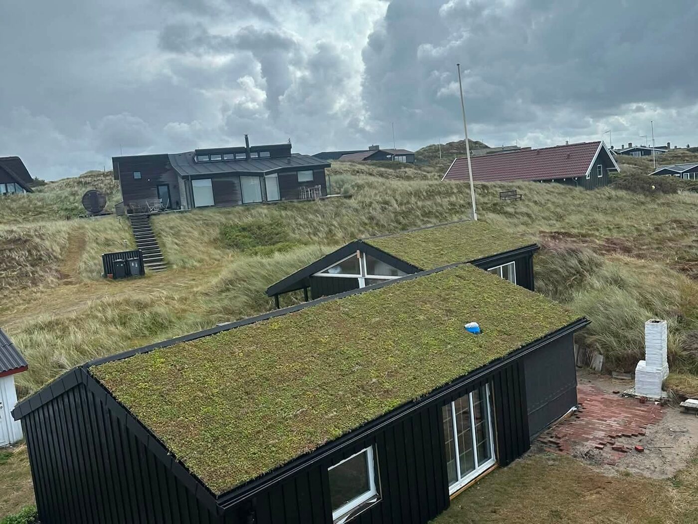 Sommerhus: fra asbesttag til sedum udført af Haus360 i Søndervig